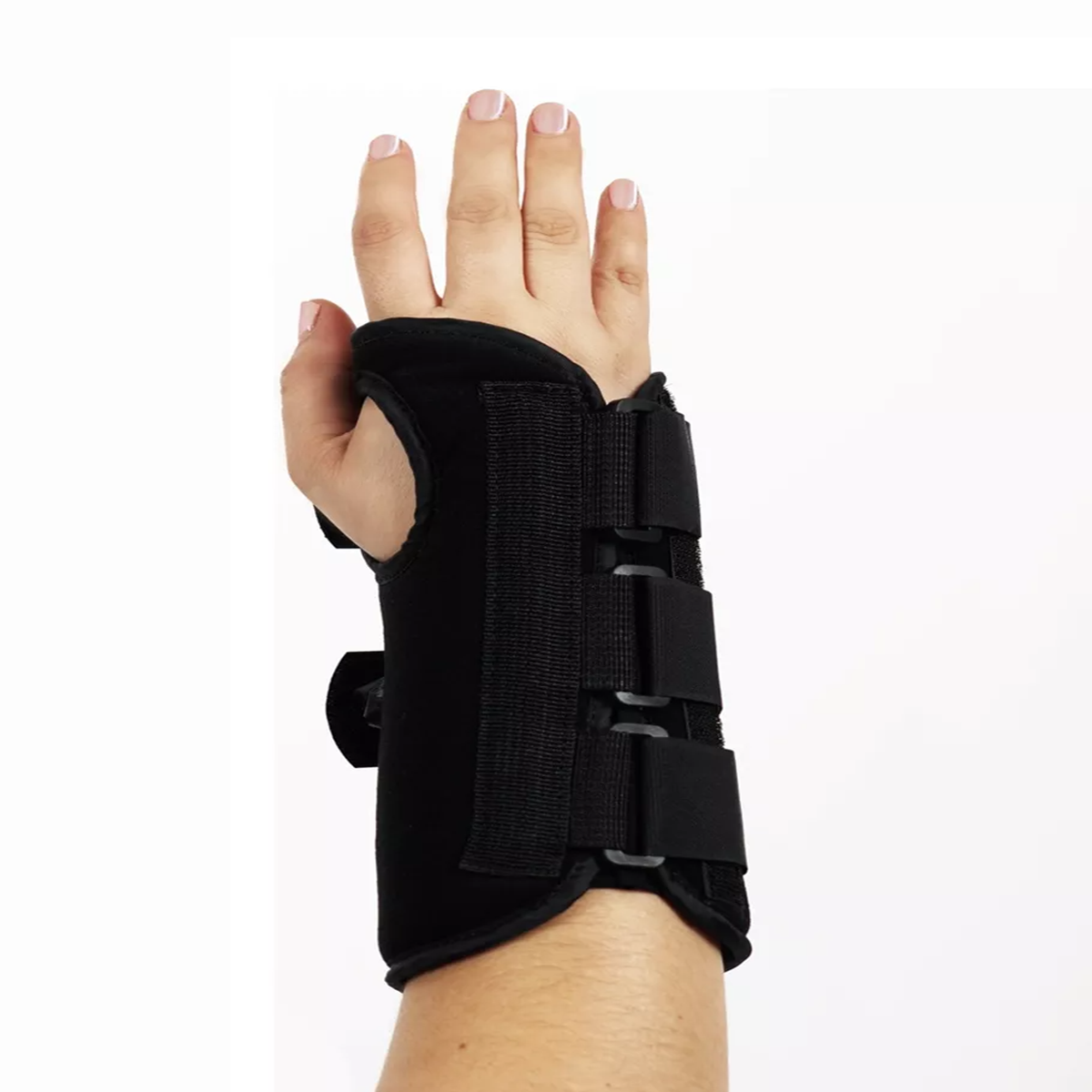 Fabricada con materiales resistentes y duraderos, la férula proporciona estabilidad y firmeza a la muñeca lesionada o vulnerable.