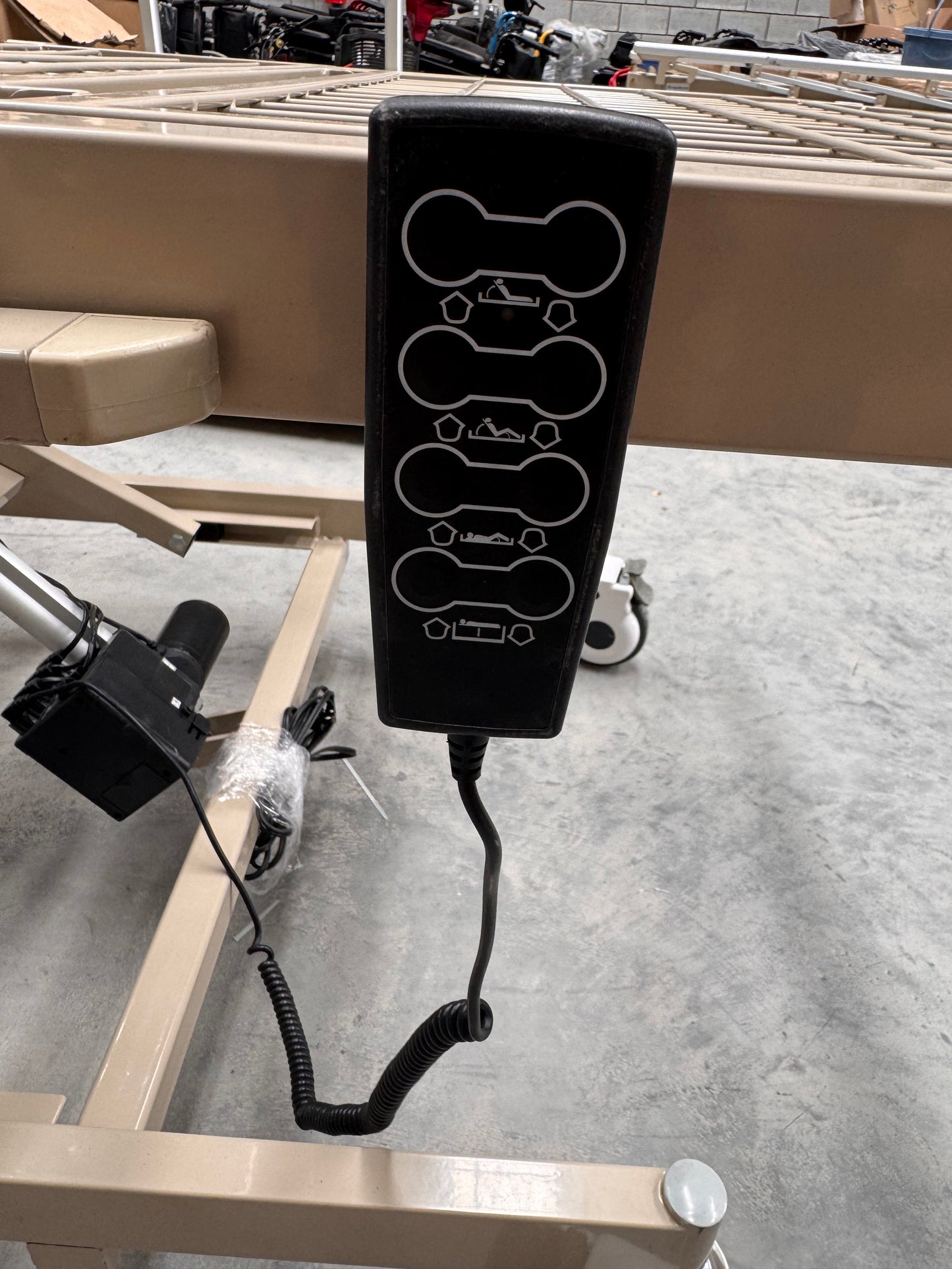 Cama de Hospital Eléctrica de 3 Posiciones | Estructura de Acero, Soporta hasta 150kg (Detalles estéticos y en barandal)