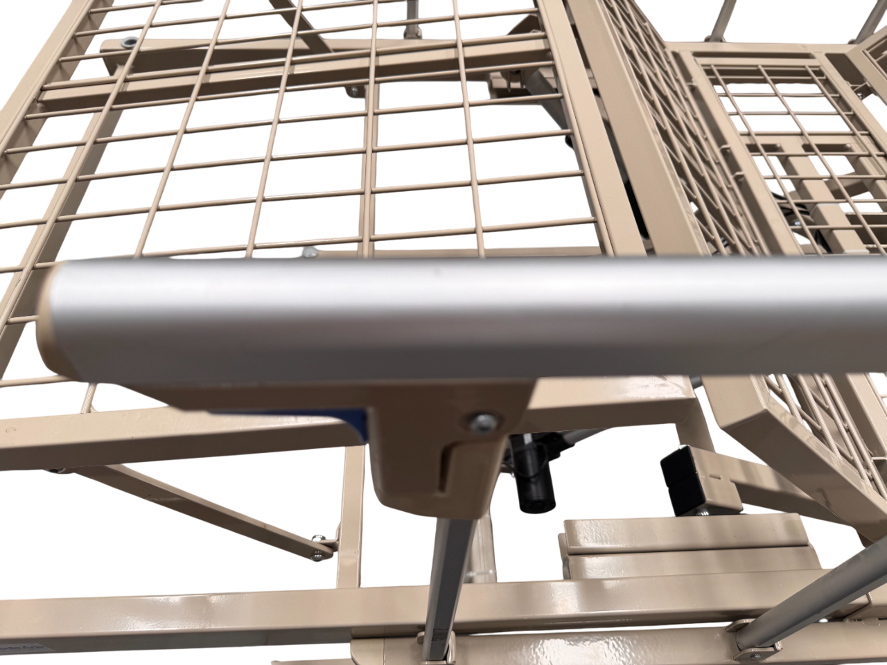 Cama de Hospital Eléctrica de 3 Posiciones | Estructura de Acero, Soporta hasta 150kg (Detalles estéticos, en barandal y control)