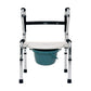 Asiento de plástico ergonómico con tapa levantada mostrando la apertura del cómodo sanitario