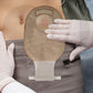 Pinza o clip de cierre de seguridad para bolsa de ostomía drenable.