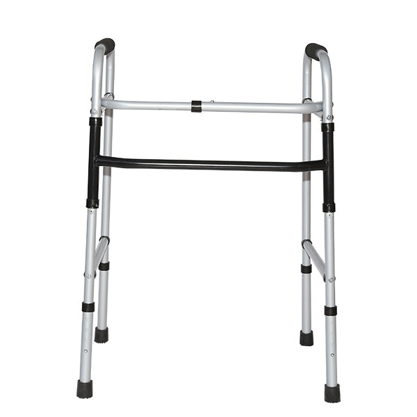 Andadera tradicional ligera en tono gris con estructura de aluminio y altura ajustable.